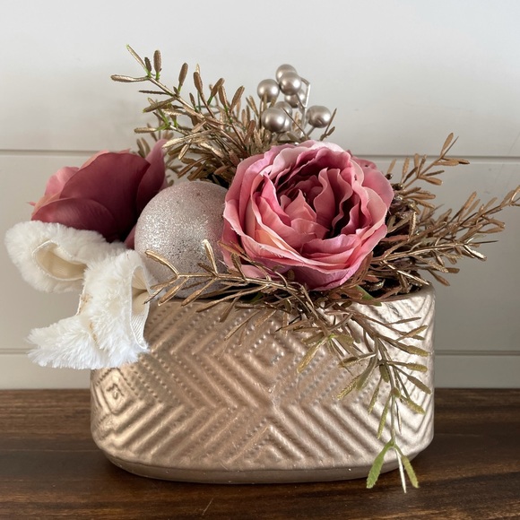 Rose gold blush winter floral arrangement - Picture 1 of 4